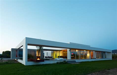 Simple And Modern House Architecture Design With Glass