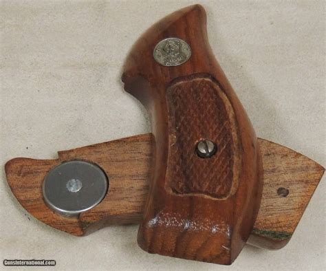 Smith And Wesson J Frame Round Butt Walnut Grips 2