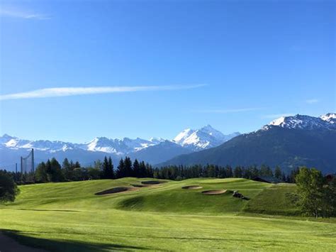 The international elite meet here every year for golfing tournaments. Crans Montana, une station de ski pleine de charme
