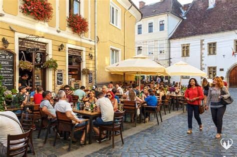 The city, with about 320,000 people (2016), is very pleasant. Cluj-Napoca, oraşul cu cea mai mare creştere a numărului ...
