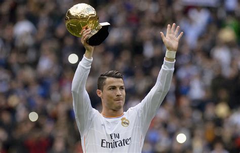 Caras Cristiano Ronaldo dá a Bola de Ouro a todos os que trabalham