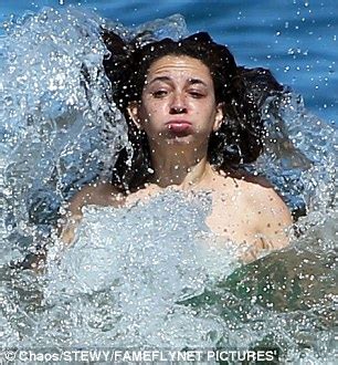 Maya Rudolph Dons A Green Bathing Suit At The Beach In Hawaii Daily