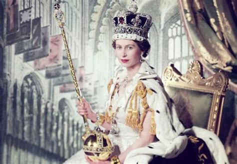 Vestido De Coroação Da Rainha Elizabeth Ii é Exibido No Castelo De