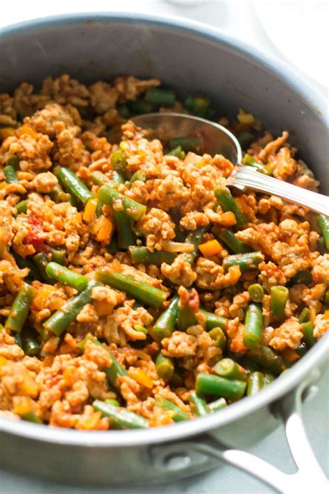 Ground turkey noodle bake on a red plate with garlic bread. 10 One-pan Gluten-free Dinner Recipes Under 30 Minutes ...