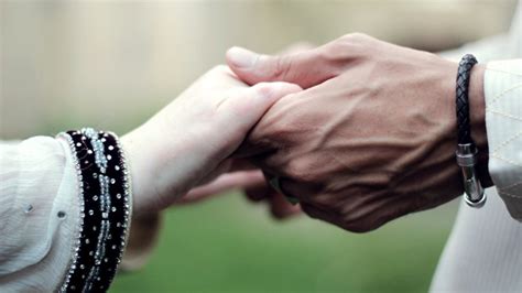 Ali dilahirkan dari ibu yang bernama fatimah binti asad, di mana asad merupakan anak dari hasyim, sehingga menjadikan ali, merupakan keturunan hasyim dari sisi bapak dan ibu. Belajar Dari Kisah Cinta Ali dan Fatimah