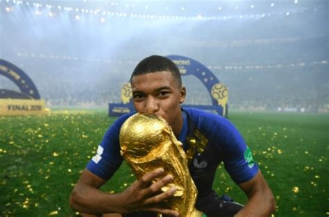 Compare kylian mbappé to top 5 similar players similar players are based on their statistical profiles. Il campione francese Mbappé dona la vincita dei mondiali ...