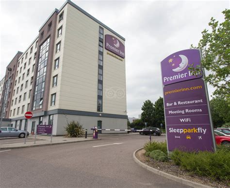 Premier inn gatwick north terminal. Premier Inn London Gatwick Airport (Manor Royal) Hotel ...