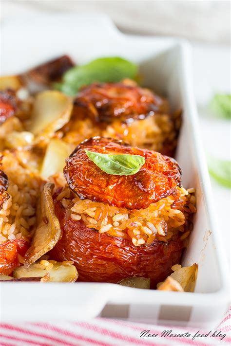 Pomodori e formaggi sono un'unione ideale, la cui forza è confermata da una massa di piatti classici italiani. Pomodori con il riso al forno con patate, la vera ricetta ...