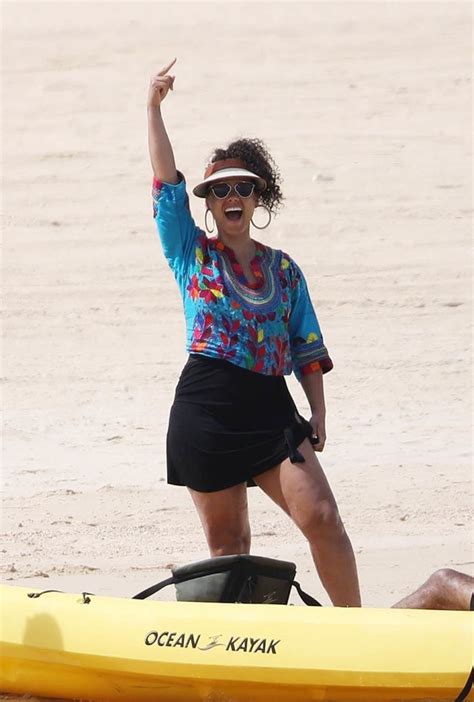 Vacation Pics Alicia Keys Waves To The Paparazzi Sandra Rose