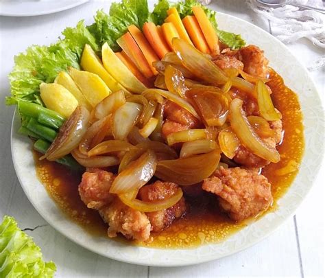 Cuci bersih ayam dan berikan ulekan bawang putih, garam, dan merica pada kedua sisi ayam. Resep Bistik Ayam Ala Rumahan