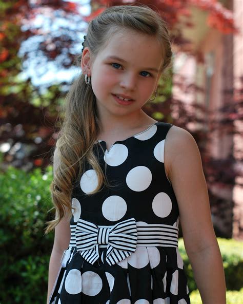 Pose Child Modeling Mag Junior Fashion Experts May 2012