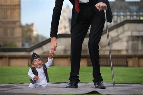 World S Tallest Man Meets World S Smallest Man For Guinness World Records Day