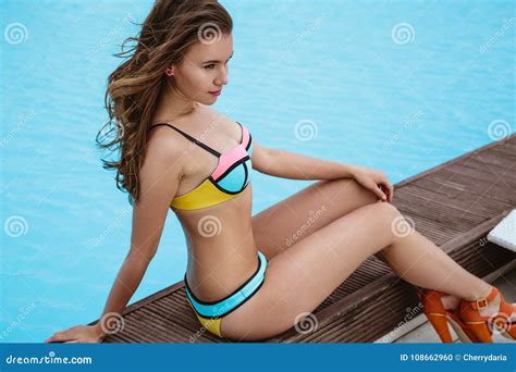 Giovane Donna Graziosa In Bikini Luminoso Di Estate Vicino Allo Stagno Fotografia Stock