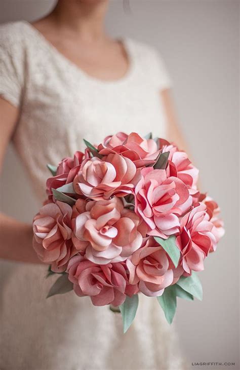 Atelier eme abito in tulle con rouches di fiori (costo 490 €). {title} (con immagini) | Bouquet da sposa fai da te, Come fare fiori di carta, Tutorial per ...