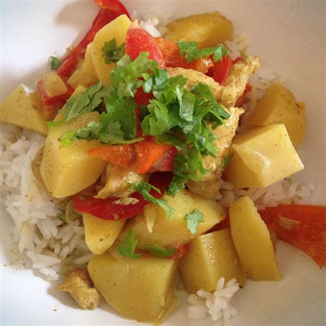 Place the chicken in the slow cooker. Easy Slow Cooker Chicken Curry with Potatoes and Coconut ...