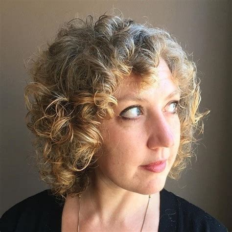 After 40 years, women with the same hairstyle that young people, but should be a little more sober and subtle. 40 Different Versions of Curly Bob Hairstyle