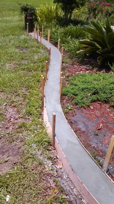 The dramatic emphasis around the perimeter focuses attention best of all, concrete is affordable (approximately $2 per linear foot for poured concrete edging). Finished pouring concrete | Concrete garden edging, Concrete garden, Garden edging
