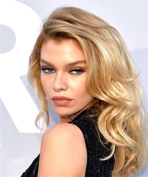 Stella Maxwell Long Wavy Blonde Hairstyle With Side Swept Bangs