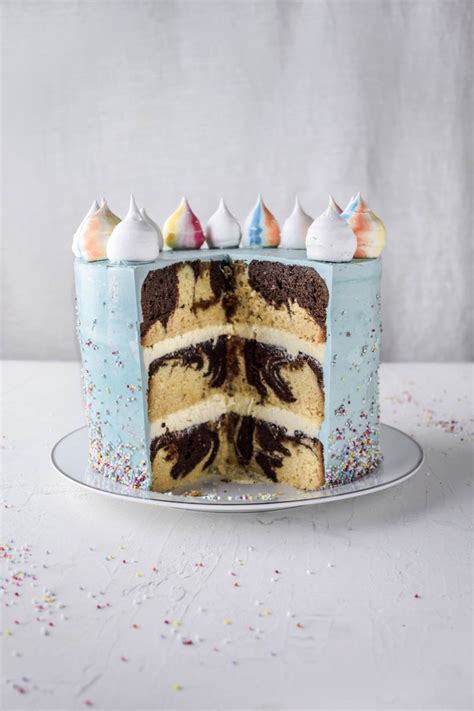 Der klassische zebrakuchen besteht aus nur zwei schichten, nicht wie der bunter zebrakuchen aus fünf. Bunte Marmorkuchen Geburtstagstorte mit Streuseln ...