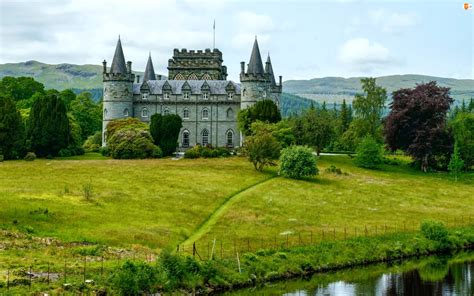 Poniżej zamki i pałace znajdujące się w szkocji, które mieliśmy przyjemność sfotografować a zamek dunscaith we wsi tokavaig to nieduże ruiny znajdujące się na nieco wysuniętym w morze klifie. Zamek Inveraray, Szkocja, Drzewa, Wzgórza