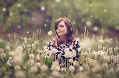 무료 이미지 잔디 식물 소녀 여자 사진술 사진 작가 목초지 햇빛 꽃 초상화 봄 녹색 가을 시즌 눈