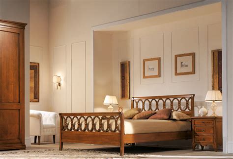 La soluzione più classica e intramontabile è la cameretta in legno con letto a terra. Camere Da Letto A Ponte Classiche
