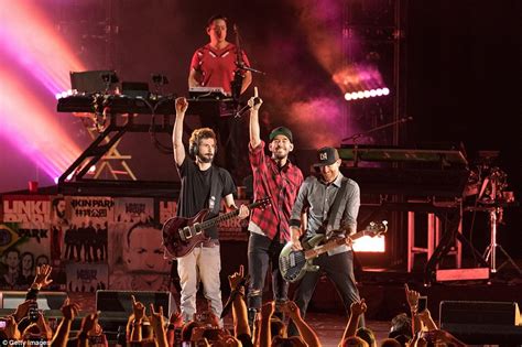 Linkin Park Performs Tribute For Chester Bennington Daily Mail Online