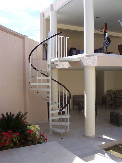 El catálogo cuenta también con escaleras muy sencillas, económicas y funcionales. Foto: Escalera Caracol Mod Sevilla de Helika Scale #458661 ...