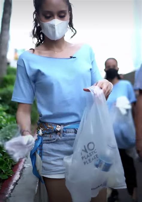 7 Aksi Cinta Laura Punguti Sampah Di Citayam Fashion Week Banjir Pujian