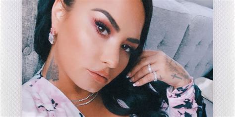 Demi lovato wurde in albuquerque geboren, wuchs jedoch in dallas auf und bezeichnet dies heute auch als heimatort. Demi Lovato Unveils Massive New Butterfly Neck Tattoo