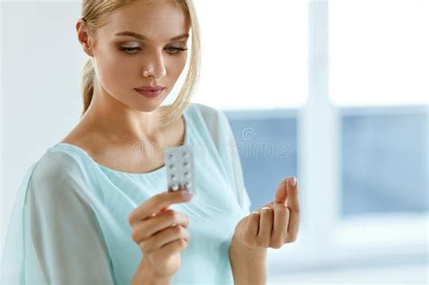 Femme Prenant La Médecine Belle Fille Avec Le Paquet De Pilule Avec Des