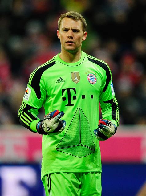 Он играет на позиции вратарь. Bayern Munich Manuel Neuer : Manuel Neuer: Hoeness ...