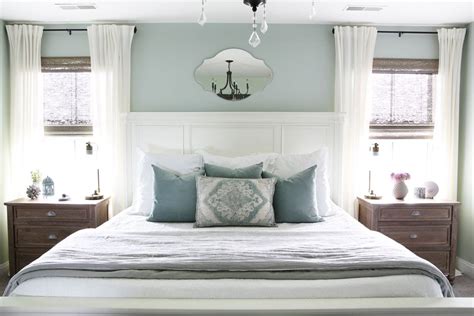 Transitional homes have a great mix of modern and traditional styles. Cozy Master Bedroom Design Ideas | Abby Lawson