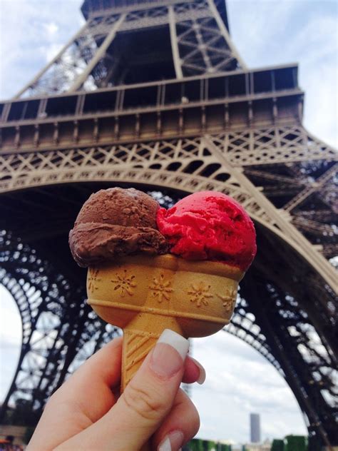 Ice Cream With The Eiffel Tower In Paris Seni