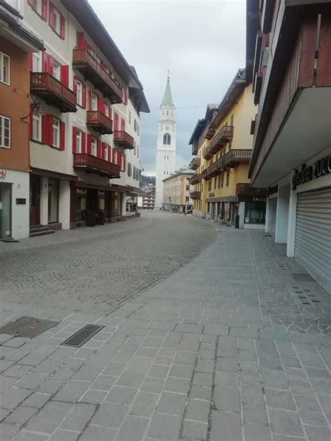 Live view of cortina d 'ampezzo. CORONAVIRUS: 20 POSITIVI A CORTINA D'AMPEZZO | Radio ...