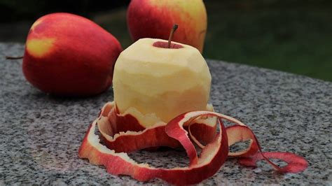 4 Clever Ways to Use Leftover Apple Peels - Utopia