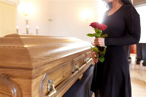 Une Fois Lenterrement Pass Le Corps Repose Dans Un Cercueil Au Fil