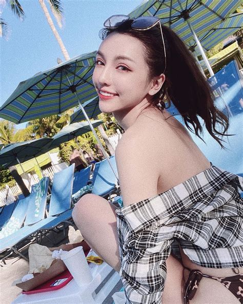 Beauty Feeds Sharks Beautiful Breast Girl Kaka On Island Vacation Xue Xueji Is So