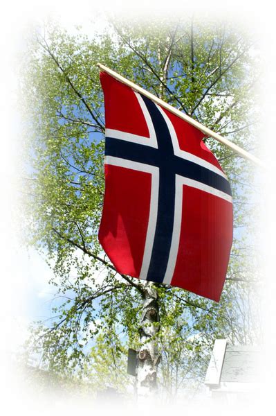 Det norske flagg vaier atter over kristiansten. Gratulerer med dagen! - Pilaris - Kjerstis blogg