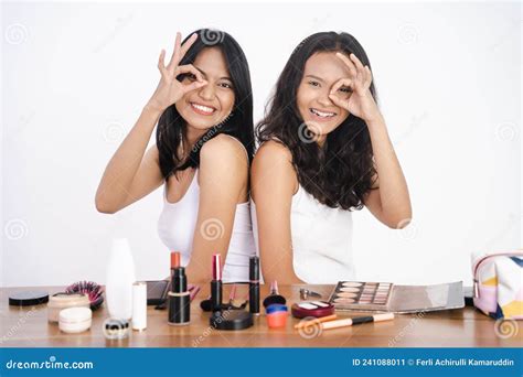 Amies Asiatiques Qui S Amusent En Se Maquillant Image Stock Image Du