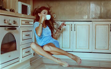 Baggrunde Kvinder model langt hår brunette barfodet sidder kjole armbånd køkken kop