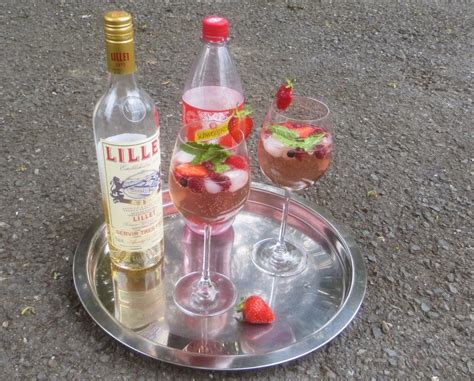 Bevor der sommer bald zuende geht, gibt es heute als feierabendcocktail zum start ins wochenende etwas erfrischend beeriges… Barbaras Spielwiese: Lillet Wild Berry