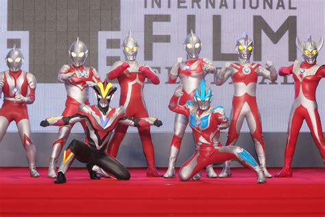 Ultraman menyelamatkan hari itu, dan membuka kedok dirinya untuk menunjukkan. Shin Ultraman movie from Neon Genesis Evangelion creator ...