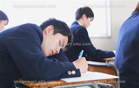 授業中に寝る男子高校生の写真素材 129103135 イメージマート