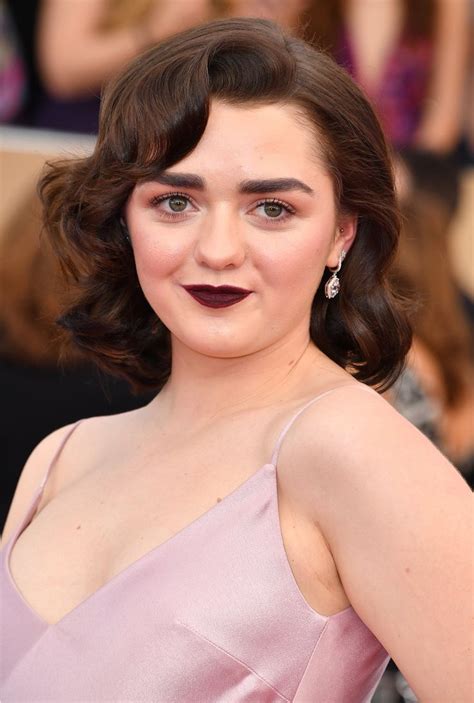 Maisie Williams Looked Like A Vampy 50s Pinup Girl At The Sag Awards
