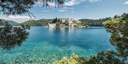 En raison du niveau de la mer peu profond, la plage est parfaite pour les nageurs débutants, les. Croatie : Voyage Plage de Saplunara | Séjours et Circuits ...