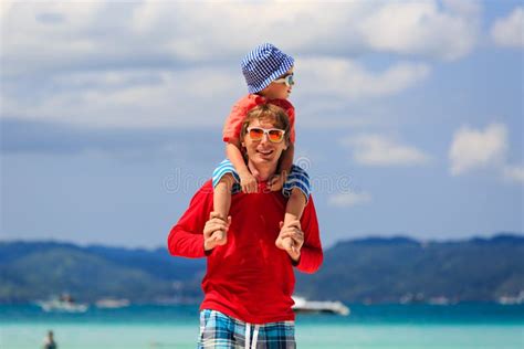père et fils sur la plage tropicale image stock image du papa océan