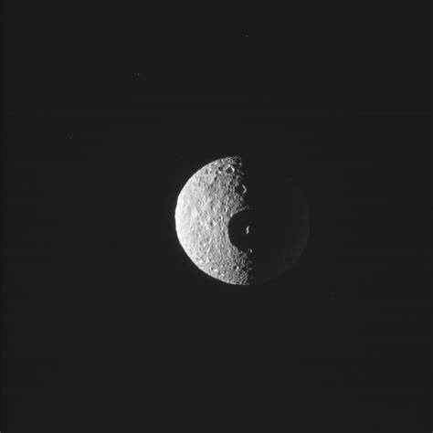 La Lune Mimas Létoile De La Mort De Saturne Rétro Cassini