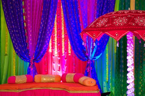 Whether you are looking for table centerpieces, candles or place settings, the most extensive listing of specialized wedding decor is right here. Indian Wedding Decorators | Romantic Decoration