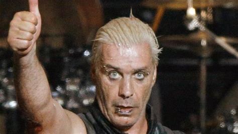 Besonders ein gedicht über eine vergewaltigung sorgt für eine erbitterte kontroverse über zensur und kunstfreiheit. Till Lindemann: Rammstein-Sänger Till Lindemann startet ...